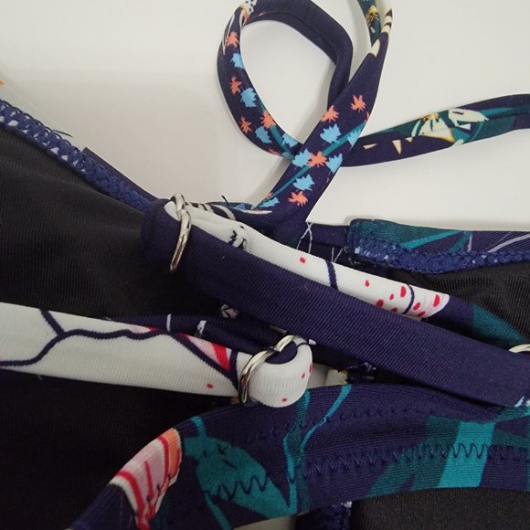 CUPSHE Women's Low Rise Cutout Criss Cross Bikini Swimsuit Set - Picture 9 of 14